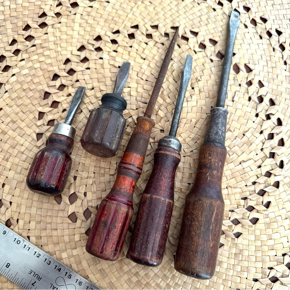Lot of 5 Vintage Antique Wooden Handled Screwdrivers Flat Heads Tools - Picture 1 of 6